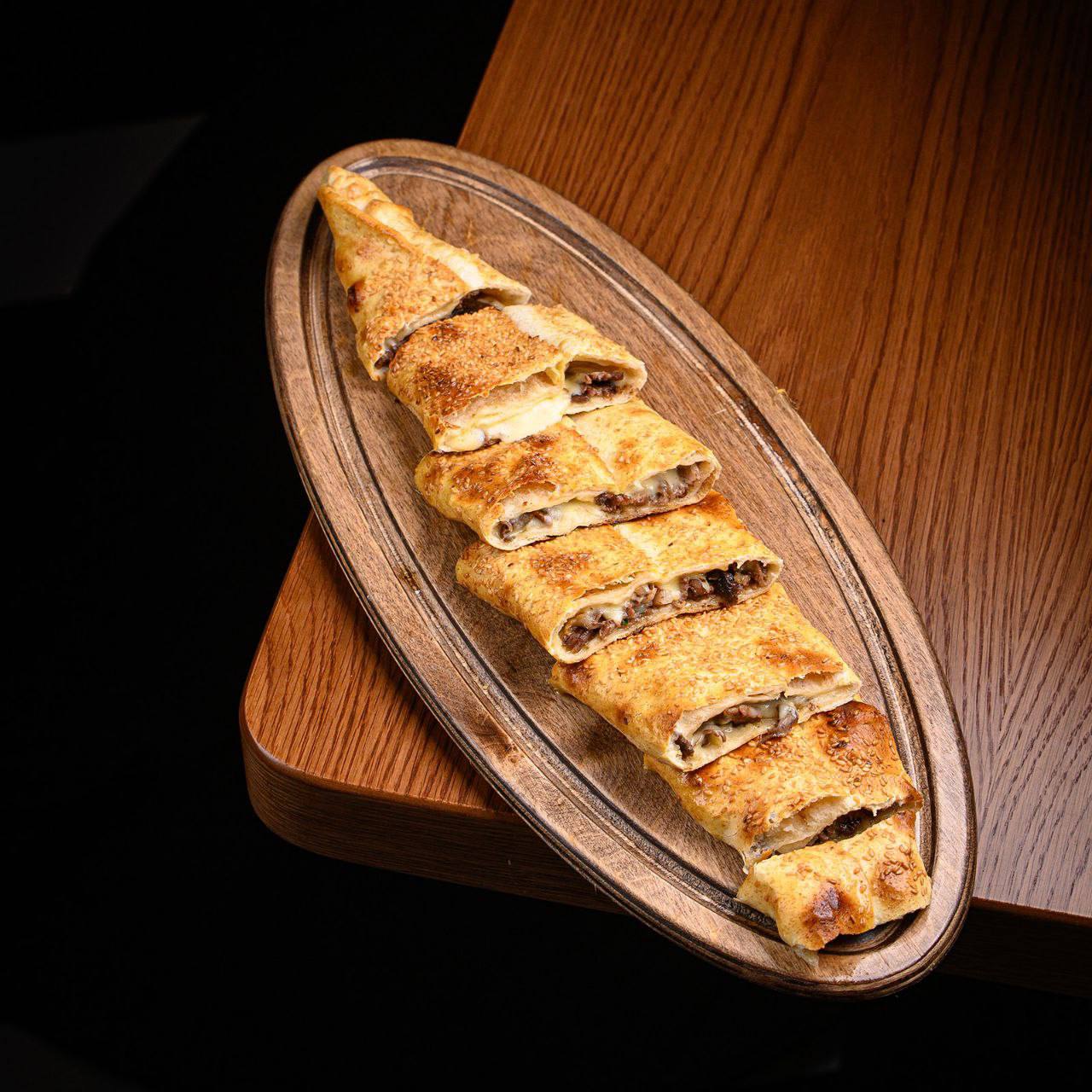 Kavurmalı kaşarlı kapalı pide